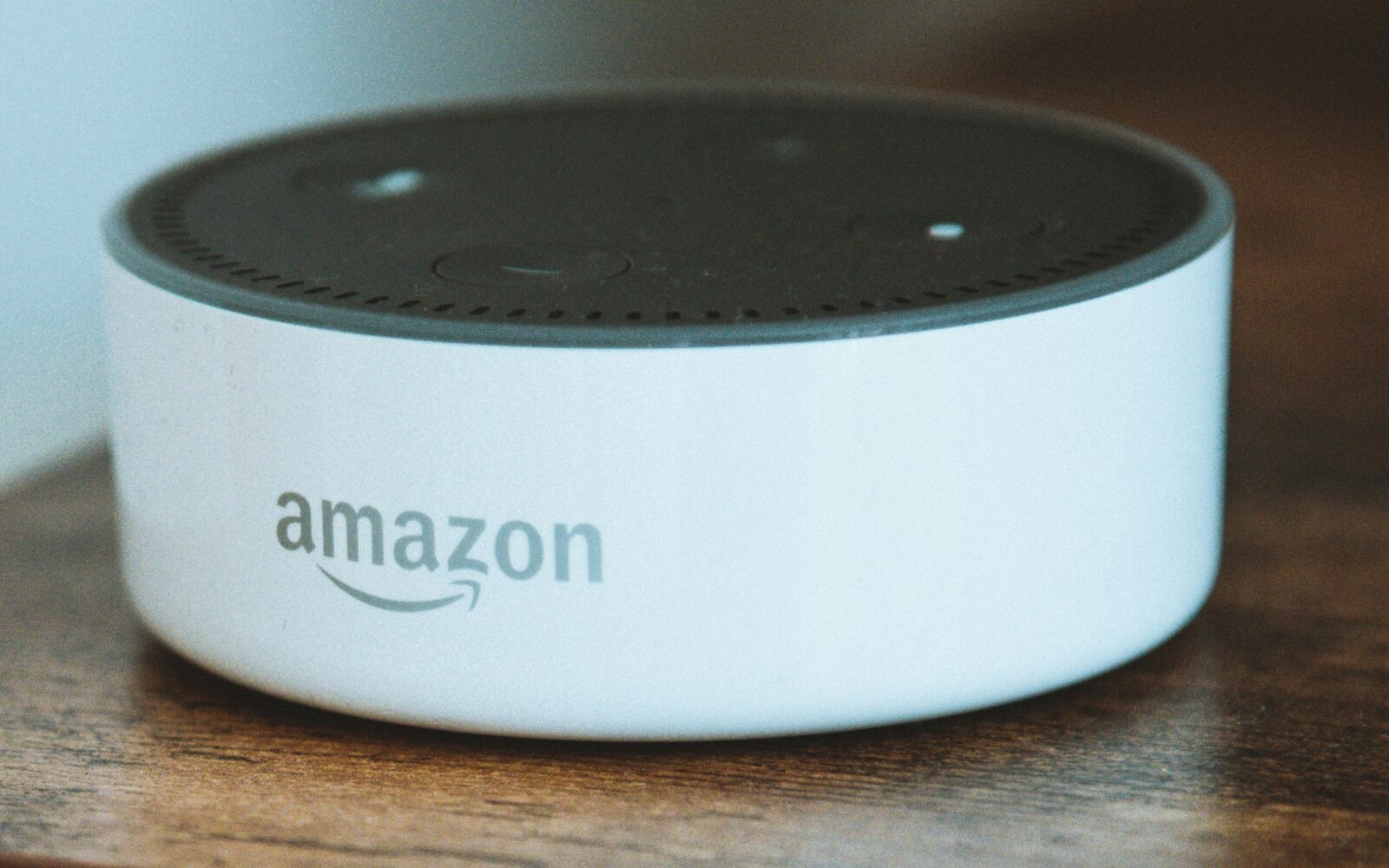 Amazon Echo Dot posé sur un bureau