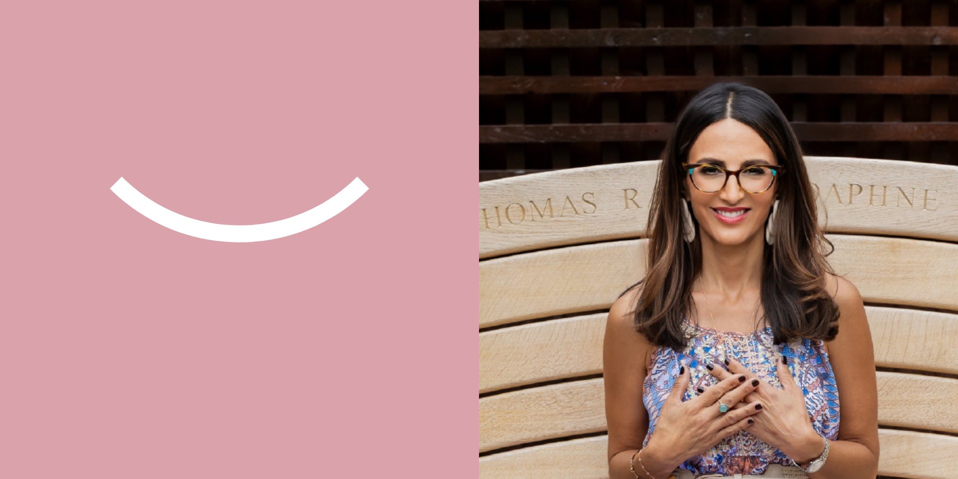 Le sourire du logo Balancelle à côté d’une photographie d’Elena Nicolaou