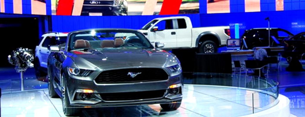 Une voiture sur un stand de salon automobile