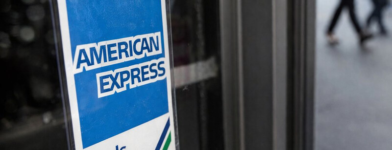 لافتة American Express على باب متجر