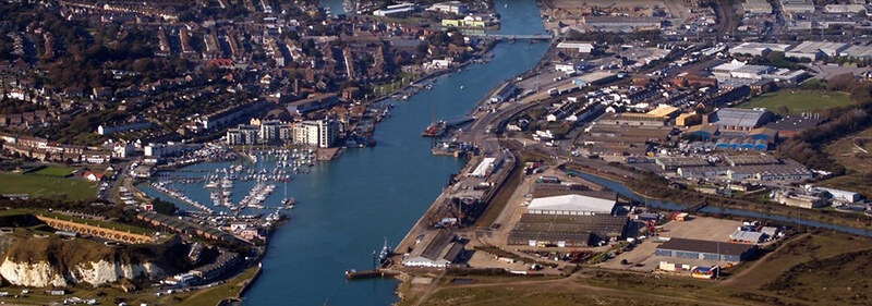 Newhaven vue du ciel, son port et sa zone industrielle le long de la rivière