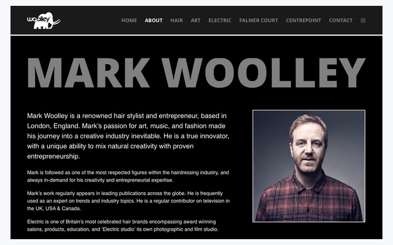 صفحة «من أنا» في موقع Mark Woolley، مع سيرته إلى جانب صور شخصية وصور من الاستوديو