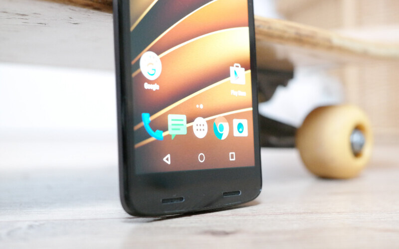 هاتف Android موضوع على مكتب