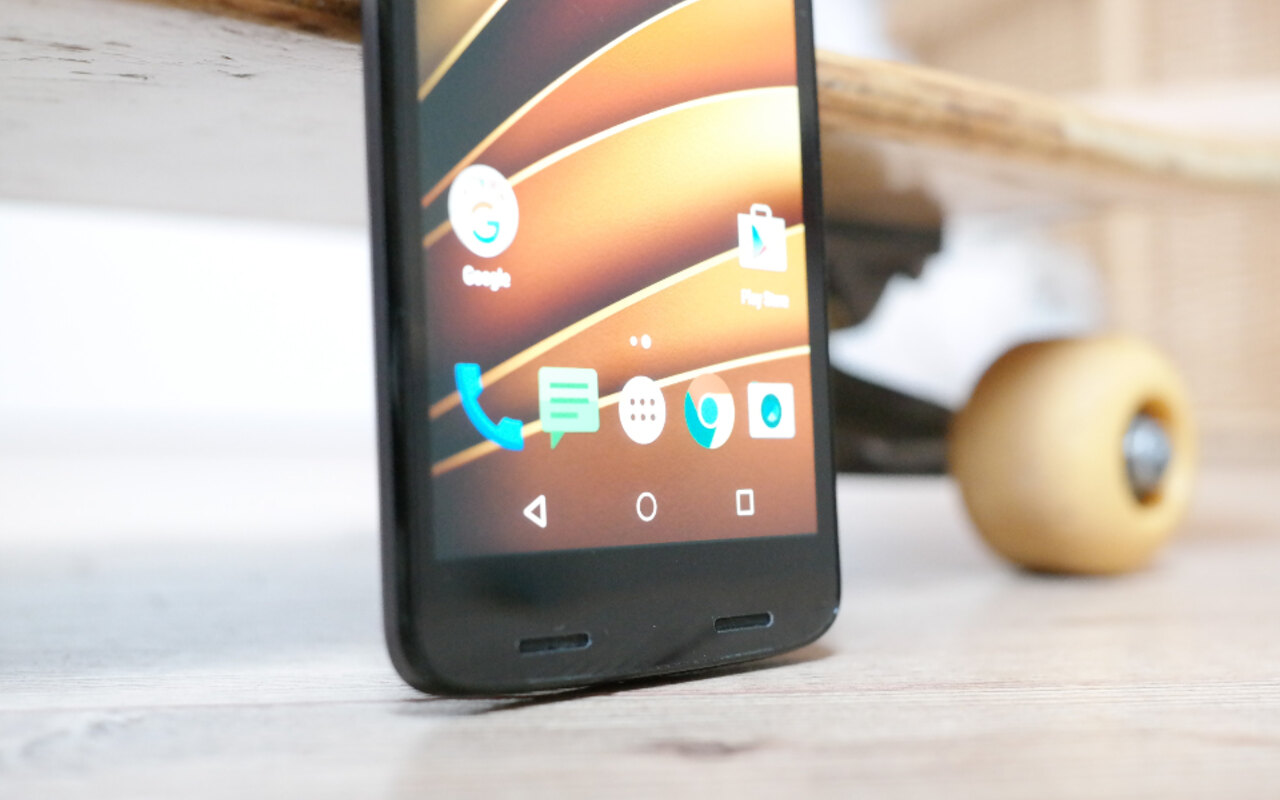 Un téléphone Android posé sur un bureau