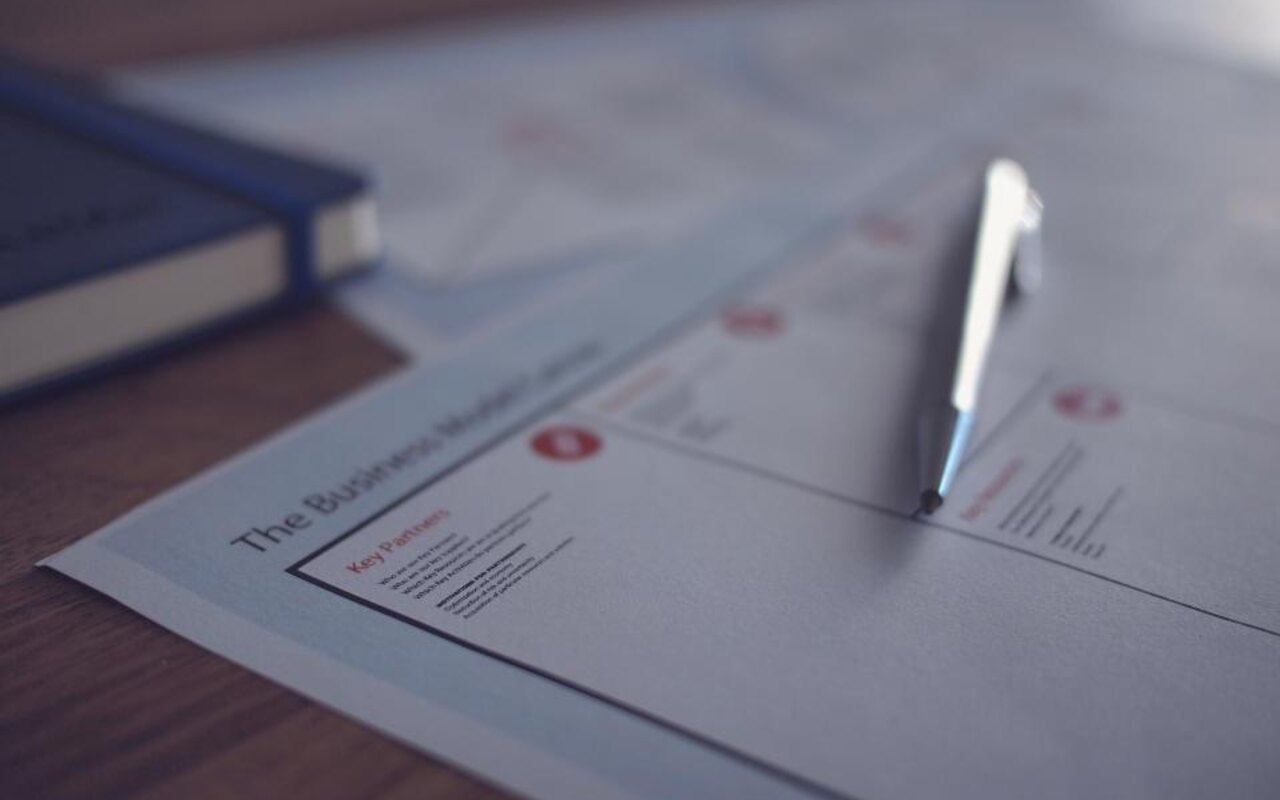 Un document imprimé et un stylo sur un bureau