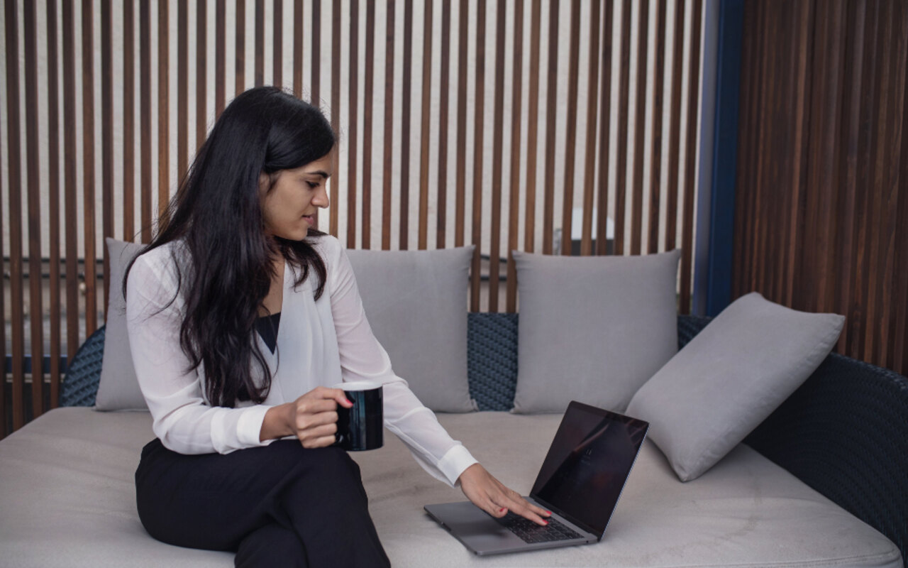 Une personne travaillant sur un ordinateur portable